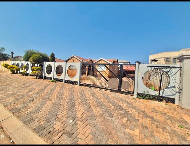 3 BEDROOM HOUSE FOR SALE IN FLORA PARK